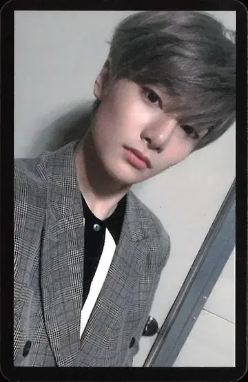 StrayKids I.N YELLOW WOOD 검은색 테두리