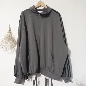 루즈 실루엣 벌룬 슬리브 페이크 서스펜더 드레이프 트랙 자켓