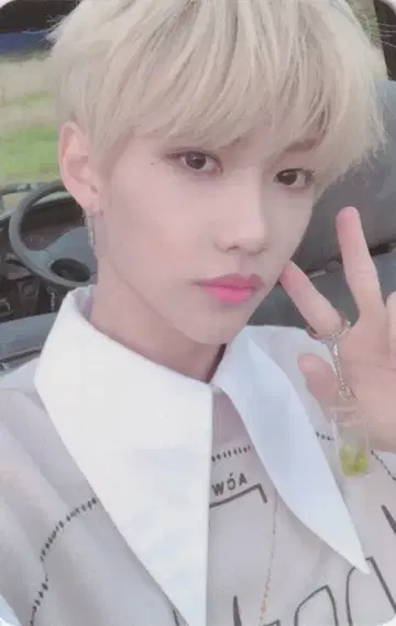 StrayKids FELIX YELLOW WOOD 외부 셀카