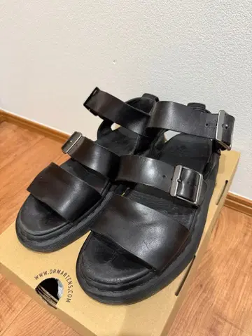 Dr. Martens 블랙 샌들