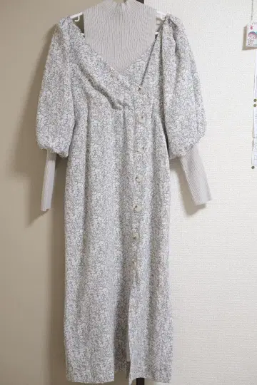 꽃무늬 그레이 퍼프 슬리브 원피스