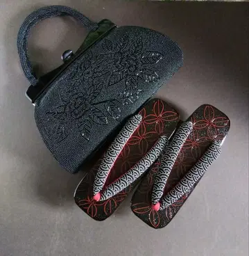 유카타와 함께 착용해도 성숙/러블리한 블랙 비즈 백 & 일본 나막신 세트