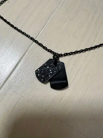 엠포리오 아르마니 도그택 목걸이 블랙 크리스탈