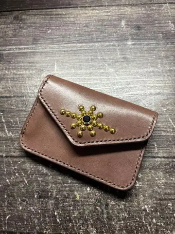 SALE 개최 중!! 도치기 새들 레더 스터드 숏 트래커 지갑 BR