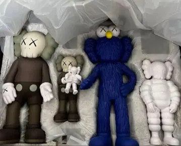 Kaws 컴패니언 피규어 화이트 4개 세트