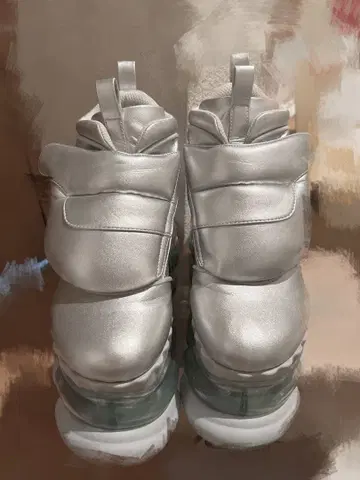 mikiosakabe 실버 통굽 하이컷 스니커즈? grounds