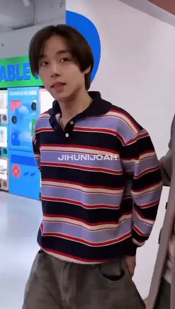 박지훈 착용 스웨터