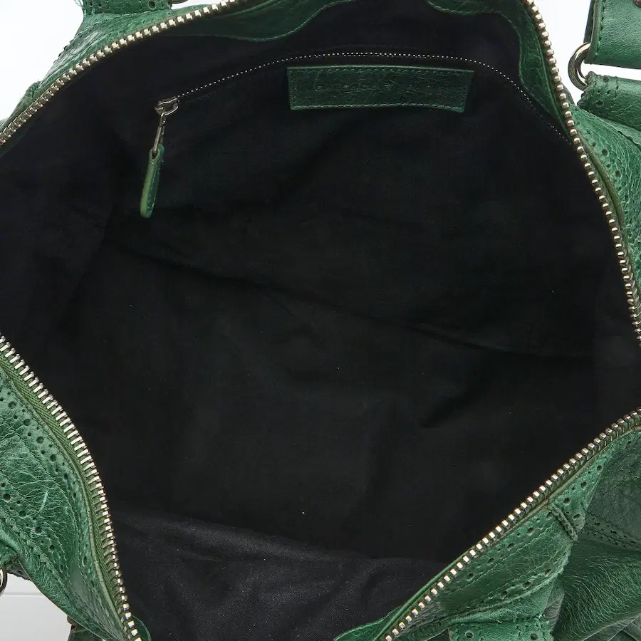 产品整体有使用痕迹，例如边角磨损、皮革划痕等。