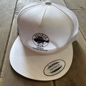 BRONZE AGE 브론즈 언더그라운드 화이트 스냅백 캡