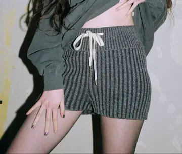 JUEMI 그레이 스트라이프 니트 숏팬츠