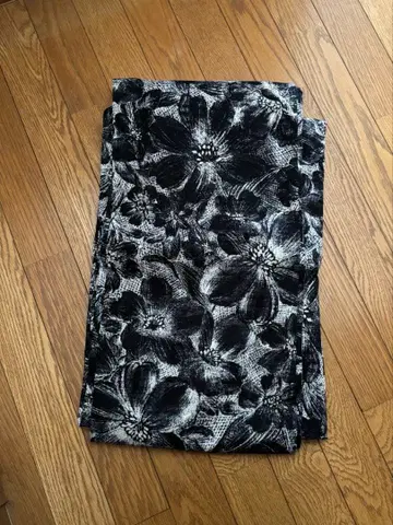 모노톤 블랙 화이트 꽃 패턴 유카타