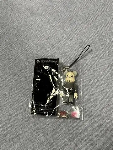 베어브릭 Kaws OriginFake 50%