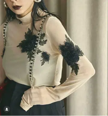 Ameri vintage UND 3D FLOWER SKIN TOP