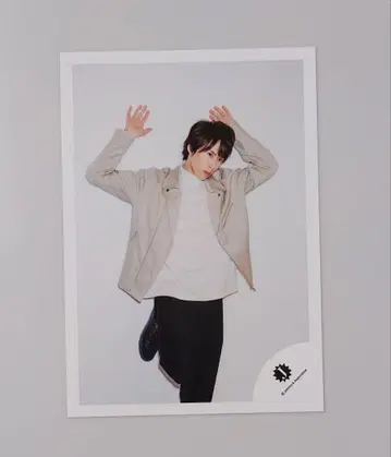 SnowMan 미야타테 료타 Jr 공식 사진 화이트 양손 올림 블랙