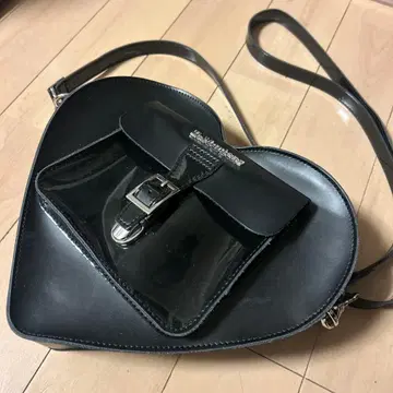 닥터마틴 하트 백팩 가방 블랙