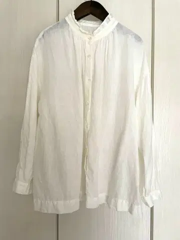 [ 새상품급 ] tumugu 린넨 프릴 스탠드 카라 블라우스 아이보리