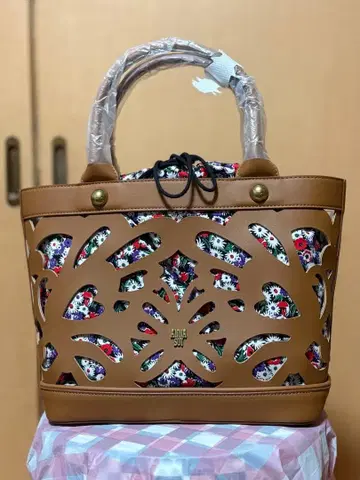 새상품 안나수이 컷워크 버터플라이 토트백 카멜