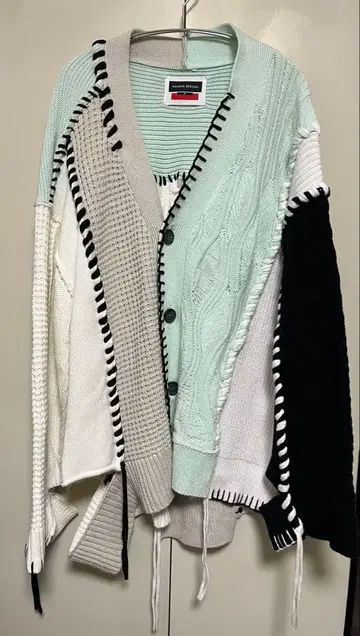 귀 와플 클레이지 패치워크 자수 V넥 니트 가디건