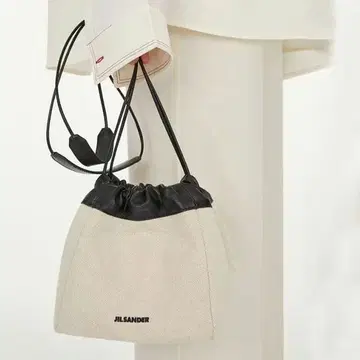 질샌더 리버서블 드로우 스트링 숄더백