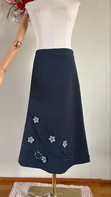 네이비 꽃무늬 자수 미디 스커트