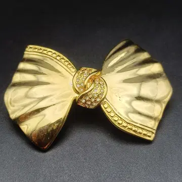 화려한 리본 골드톤 브로치 ~우아한 빛을 두른 클래식 디자인~