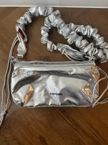 topologie 메탈릭 숄더백