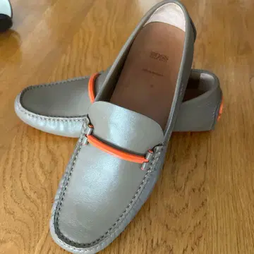 BOSS 베이지 가죽 로퍼