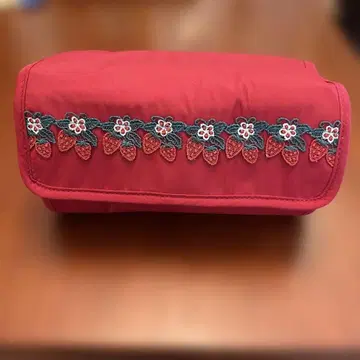 기간 한정 가격 대폭 인하. 긴자와 레이스 딸기 트래블 파우치