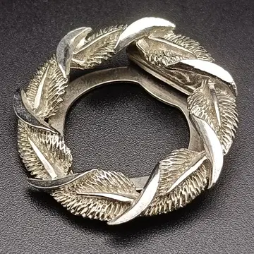 우아한 깃털 모티브 스카프 고정 겸 펜던트 탑 ~우아한 원형 디자인~