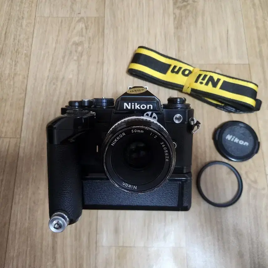니콘 FE2 바디및 50mm  f 2 렌즈 + md-12 모터드라이버 +