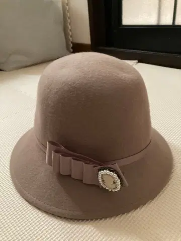 액시즈 axes 클래식 햇 베이지 리본 브로치 포함