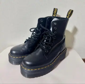 닥터마틴 JADON 8홀 통굽 부츠 15265001