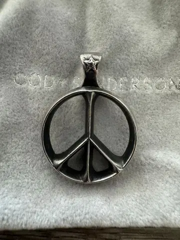 코디 선더슨 피스 사인 펜던트