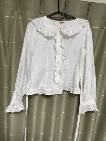 베이비더스타즈 샤인브라이트 딸기 레이스 블라우스 오프화이트