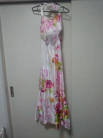 엘레강트한 나비 장식의 롱 새틴 드레스