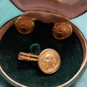 깔끔한 Obunsha라고 쓰여진 넥타이핀, 카우스 세트