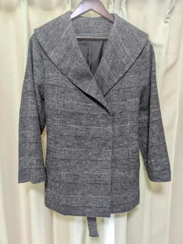 그레이 계열 체크 무늬 허리 리본 포함 코트 숄카라 글렌체크