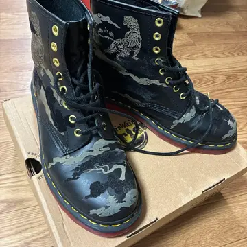 닥터마틴 1460 year of the tiger 8홀 부츠