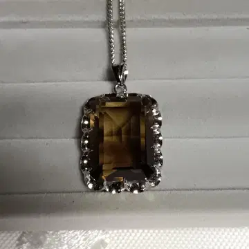 에메랄드컷 스모키 쿼츠 목걸이