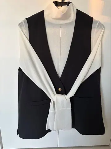 데니셰 V 칼라 조끼 블랙