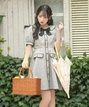 Honey Cinnamon 로고 자수 파이핑 원피스