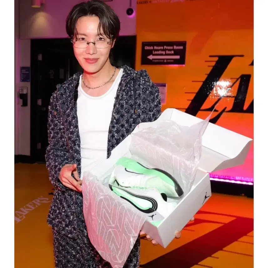 루이비통 [48] 제이홉 착용 플록드 모노그램 데님 후드 자켓 사진 2