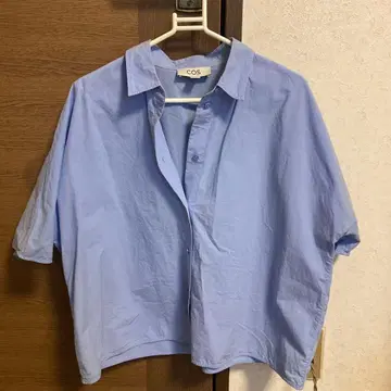 COS 블루 셔츠