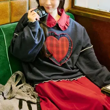 쿠틸과 레트로 하트 프릴 모듬 맨투맨/트레이닝복