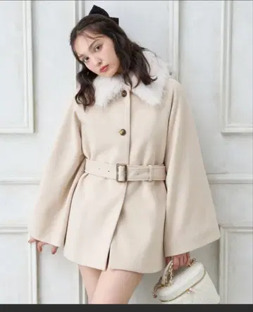 INGNI 에코 퍼 탈부착 케이프 라이크 코트 아이보리 M 사이즈