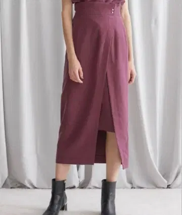 STUDIOUS 파우더 새틴 슬릿 스커트