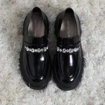 jillbyjillstuart 비쥬 부착 블랙 로퍼