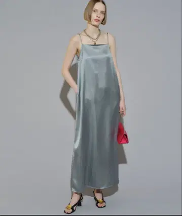 패스너 슬릿 새틴 드레스 패스너 슬릿 새틴 드레스