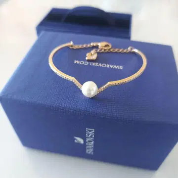 거의 새상품 SWAROVSKI Edify 뱅글 스와로브스키 팔찌