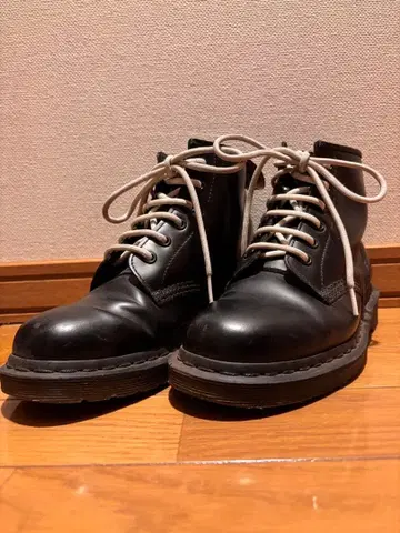 닥터마틴 6홀 부츠
